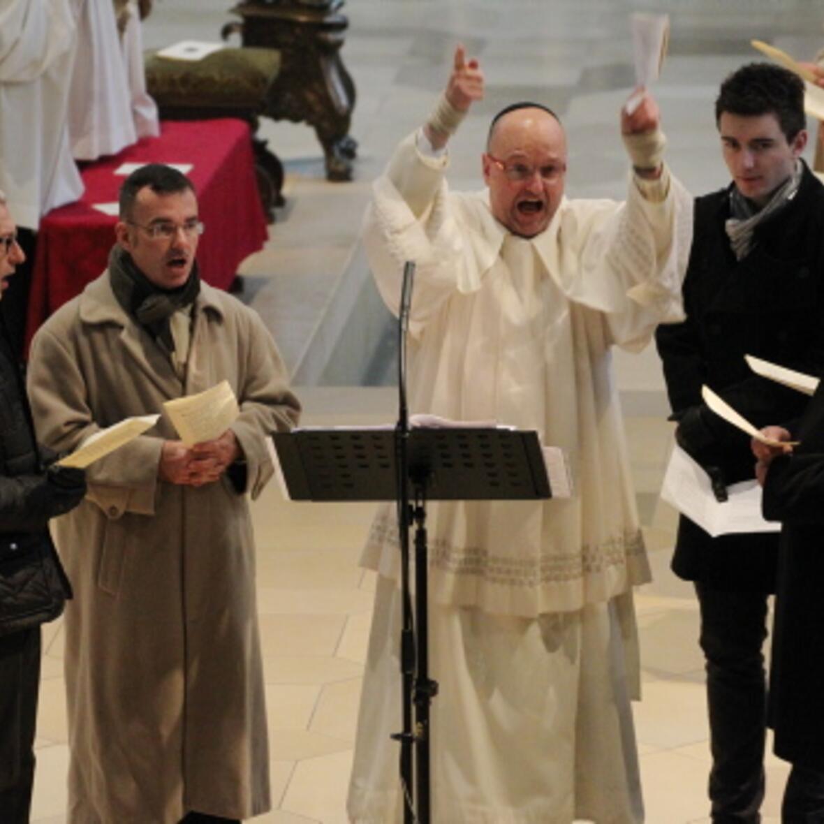 Pater Stefan Kling dirgiert die Männer-Schola. (Foto: Annette Zoepf)