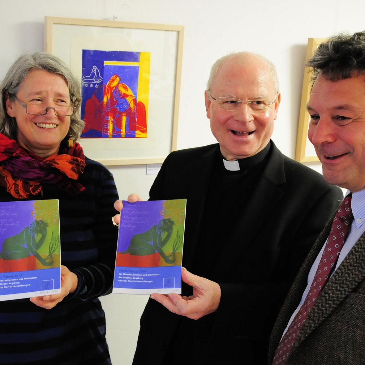 Bei der Präsentation des Fortbildungsprogramms (v.l.): Claudia Nietsch-Ochs, Bischof Dr. Konrad Zdarsa, Dr. Anton Schuster.