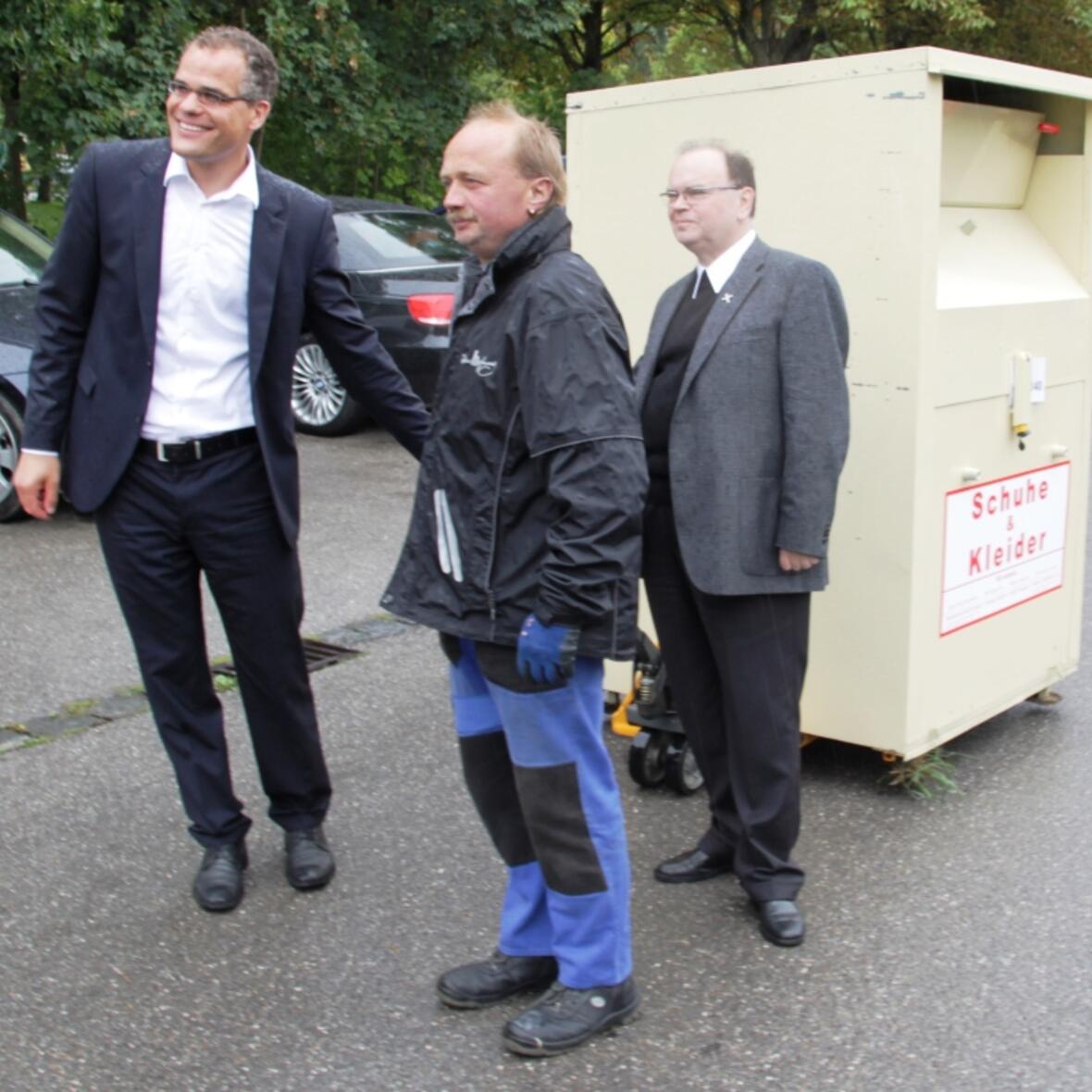 kampagne-gegen-illegale-altkleidersammelbehaelter-sendung-kontrovers-geht-auf-spurensuche1055746