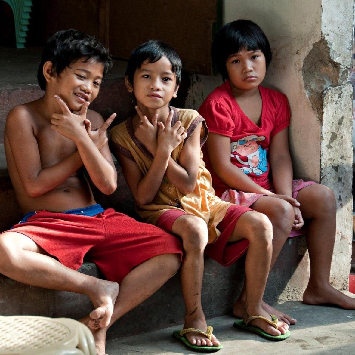 abhaengen-fuer-samiras-schulbuecher-aktion-hoffnung-startet-neue-kleiderteilaktion-in-unternehmen-erloes-geht-an-kinder-und-jugendliche-in-manila1055241