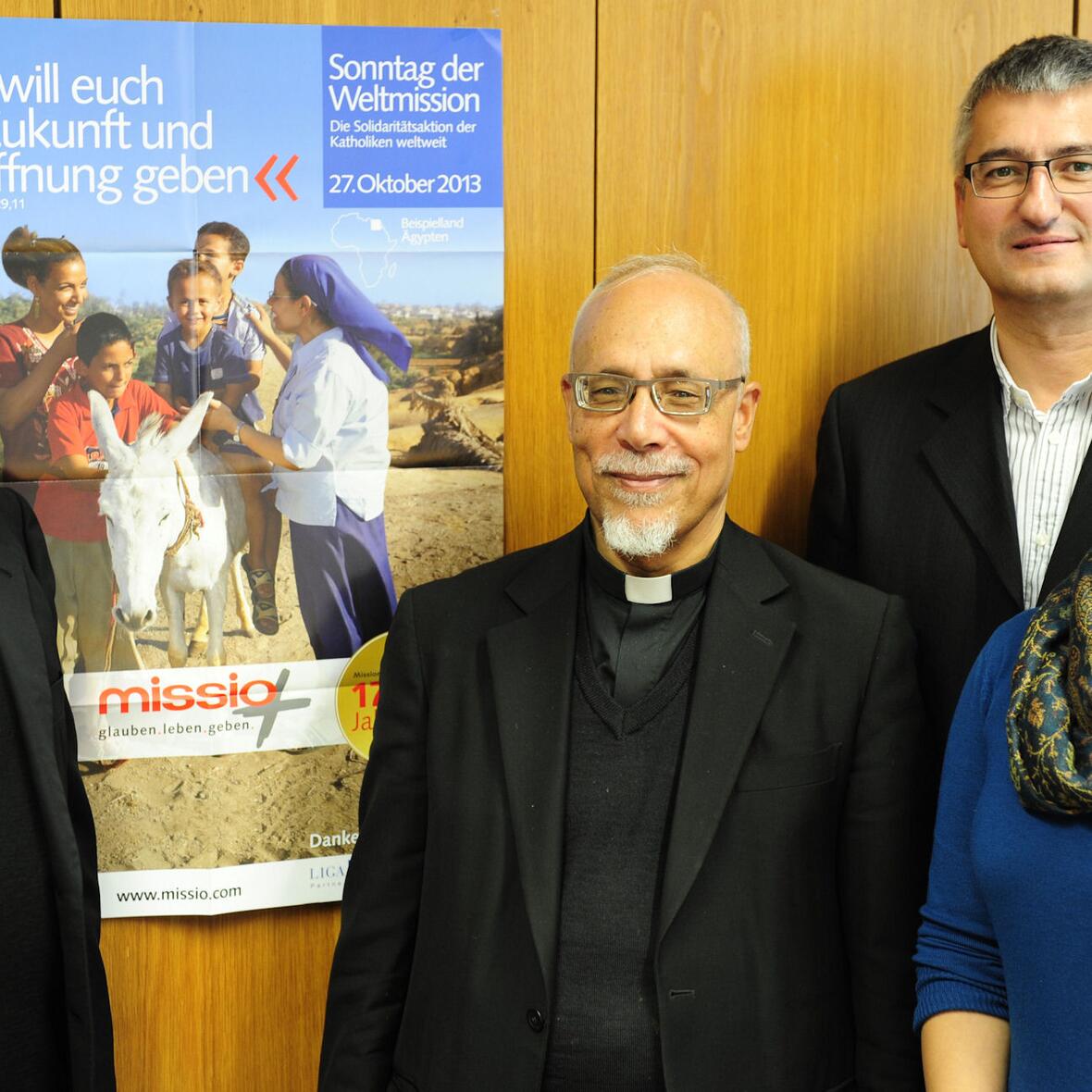 (v.l.) Missio-Diözesandirektor Prälat Dr. Bertram Meier, Bischof Dr. Kyrillos William, Diözesanreferent Anton Stegmair, Dolmetscherin Hannah Hassanein.