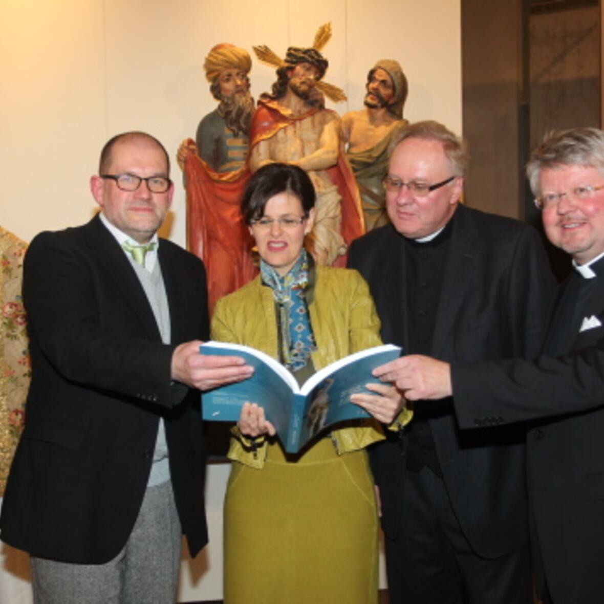 (v.l.) Professor Wolfgang Augustyn, Museumsleiterin Melanie Thierbach, Bischofsvikar Karlheinz Knebel, Pfarrer Florian Geis (Bild: pba/Annette Zoepf).