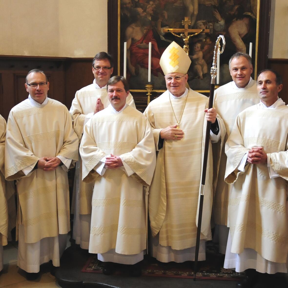 v.l. Domkapitular Franz-Reinhard Daffner, Jürgen Plaumann, Armin Eder, Karlheinz Deubler, Bischof Konrad, Stefan Siegel, Nikolaus Felber, Andreas Thalhofer. 