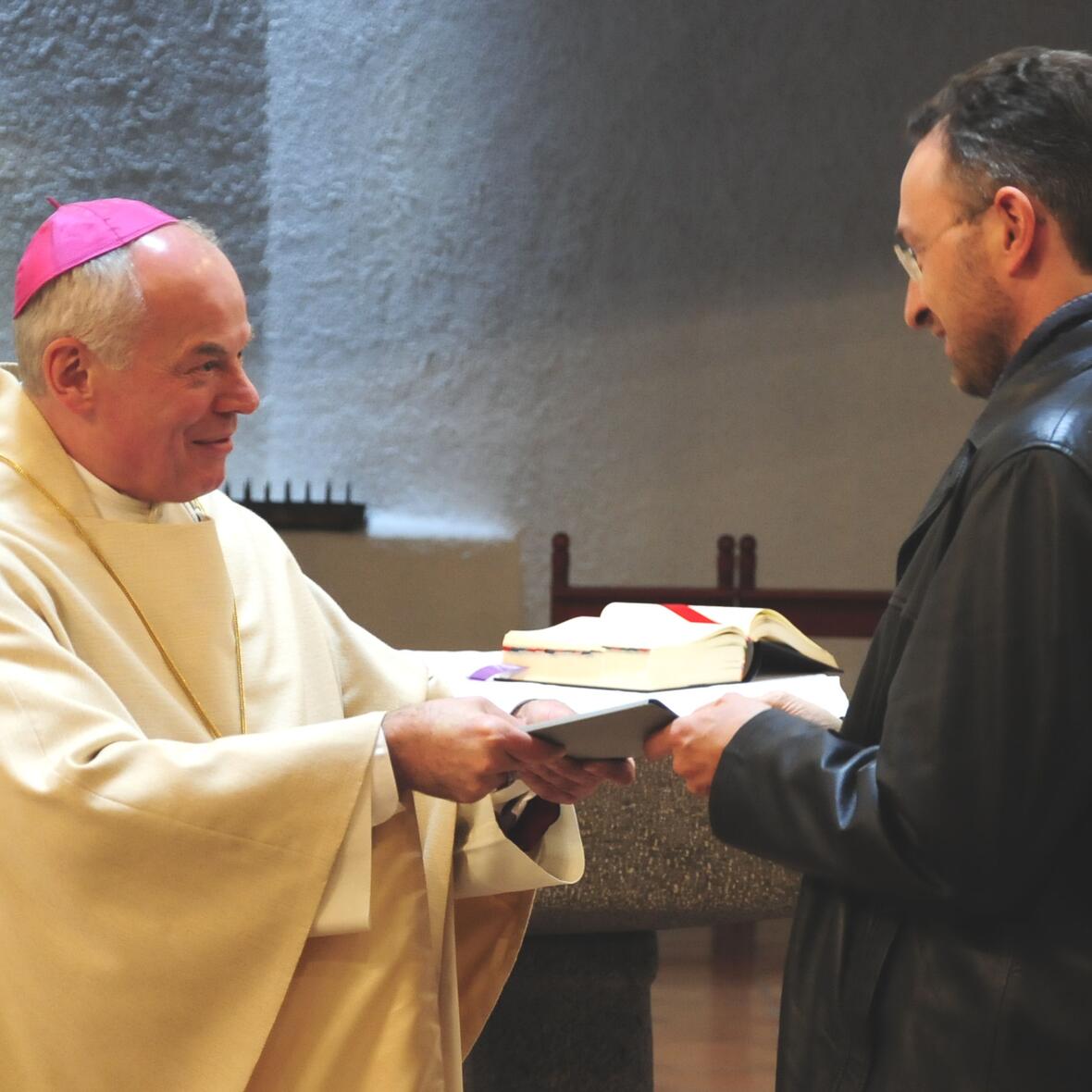 fuenfzig-neue-mitarbeiterinnen-und-mitarbeiter-in-der-krisenseelsorge-im-schulbereich1032205