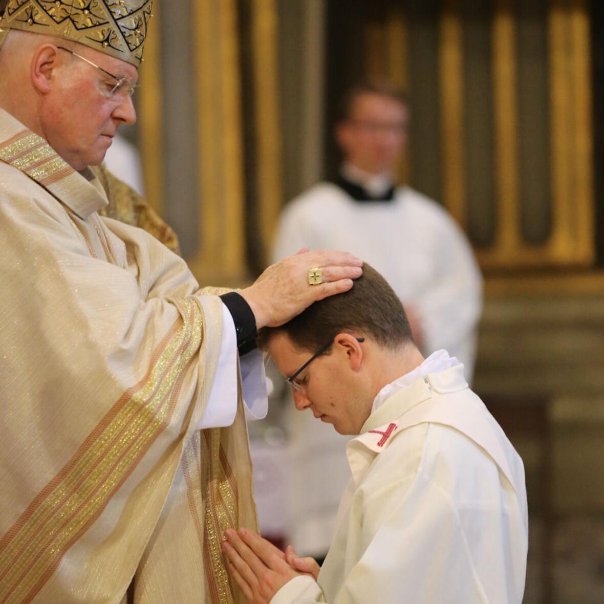 Durch Handauflegung und Gebet spendet Bischof Konrad dem Mindelheimer Raphael Steber die Priesterweihe. (Bilder: Simon Ledermann)