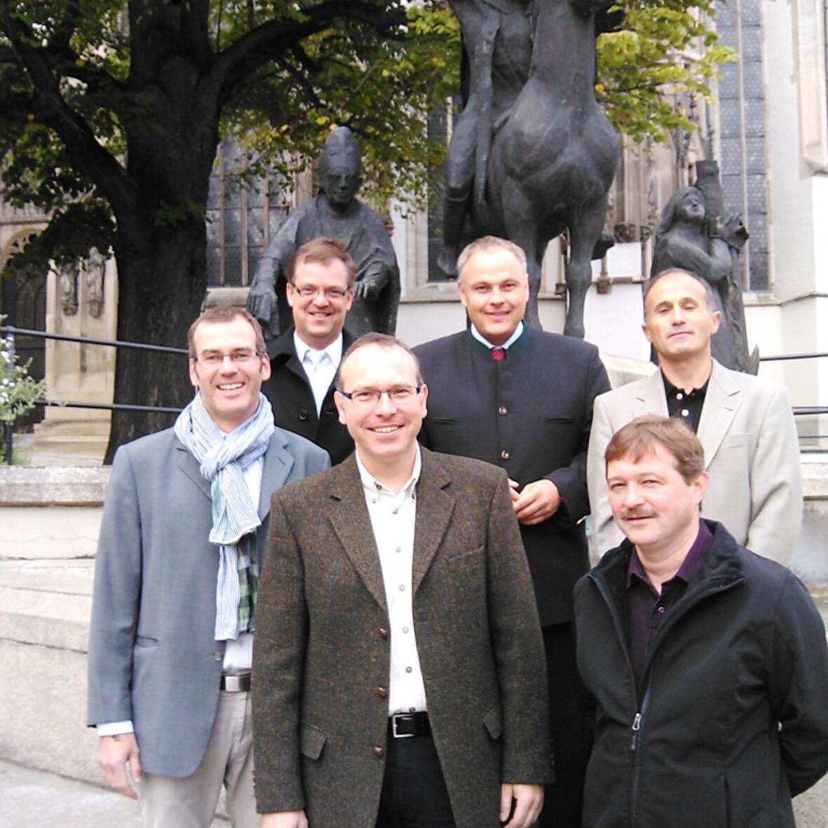 Die sechs Weihekandidaten vor dem Brunnen mit den Augsburger Bistumspatronen.