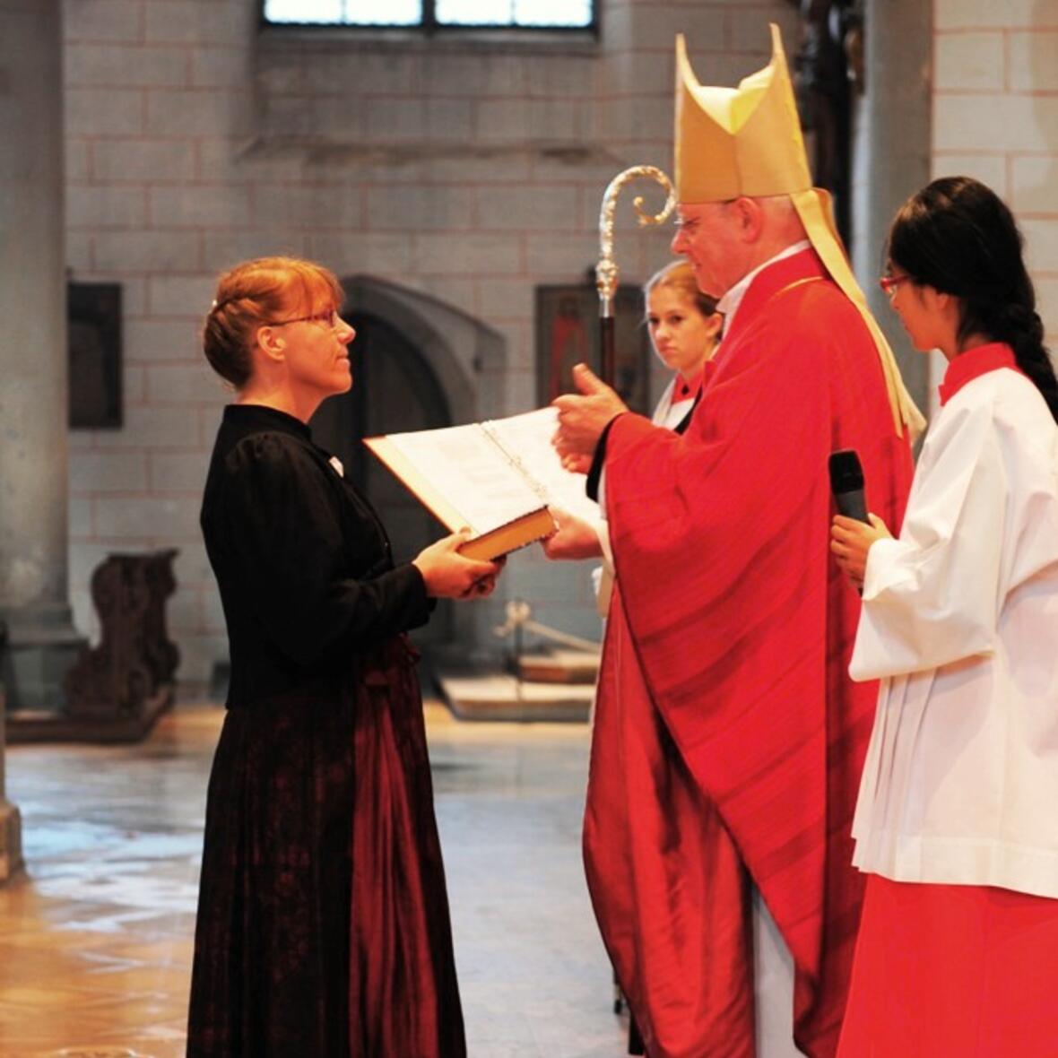 aussendung-in-den-kirchlichen-dienst-bischof-konrad-beauftragt-neue-pastoralreferentinnen-gemeindereferent-innen-und-pfarrhelferinnen1023689