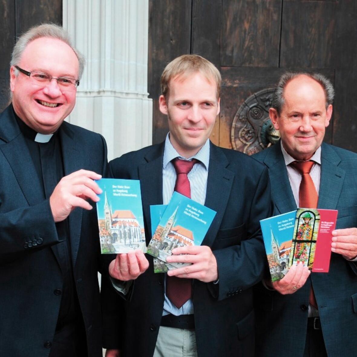 Bei der Vorstellung des neuen Dom-Kirchenführers (v.l.): Bischofsvikar Karlheinz Knebel, Diözesankonservator Dr. Michael Schmid, Verleger Josef Fink.