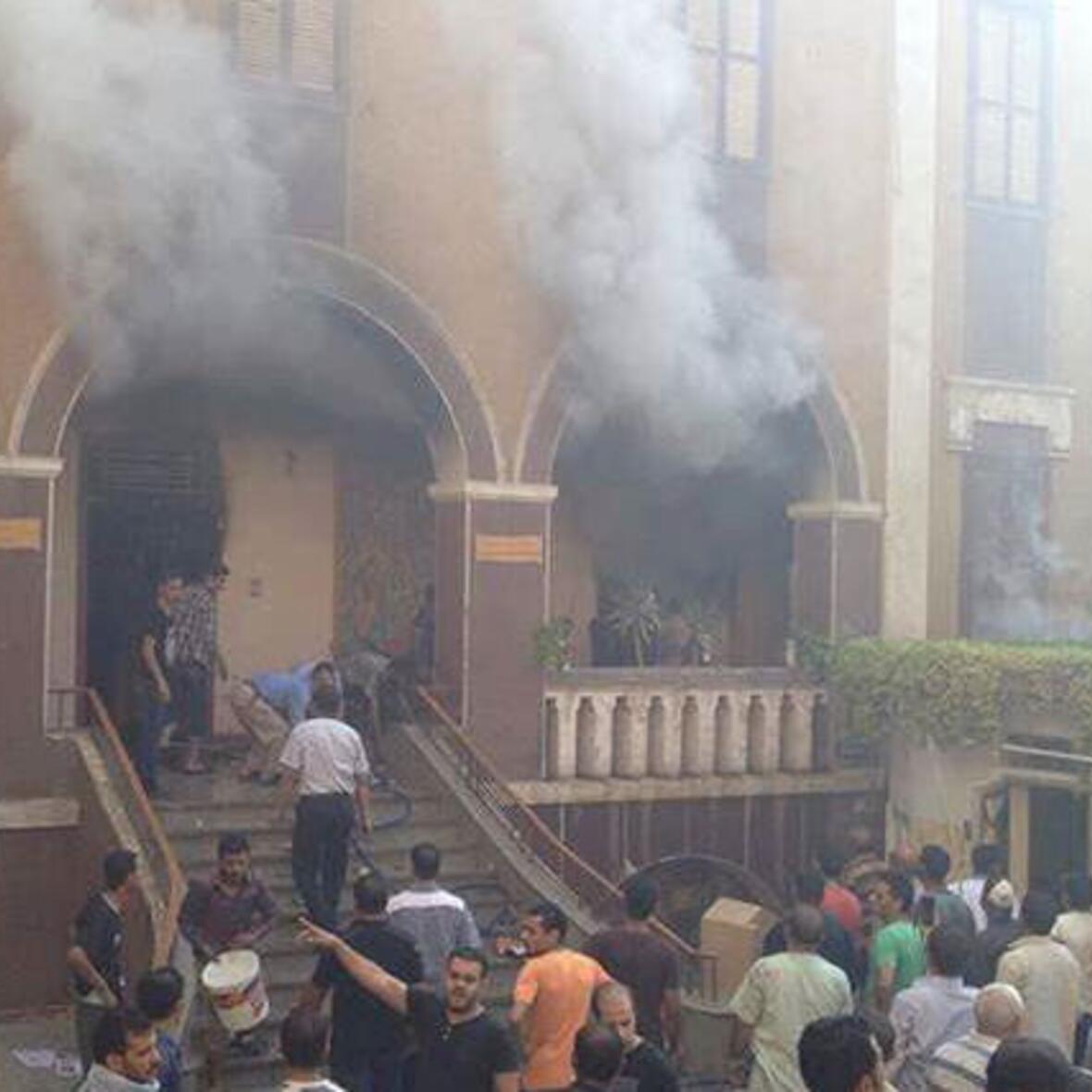 Eine von dutzenden brennenden Kirchen in Ägypten: die St.-Teresa-Kirche in Assiut. Fotos: KIRCHE IN NOT