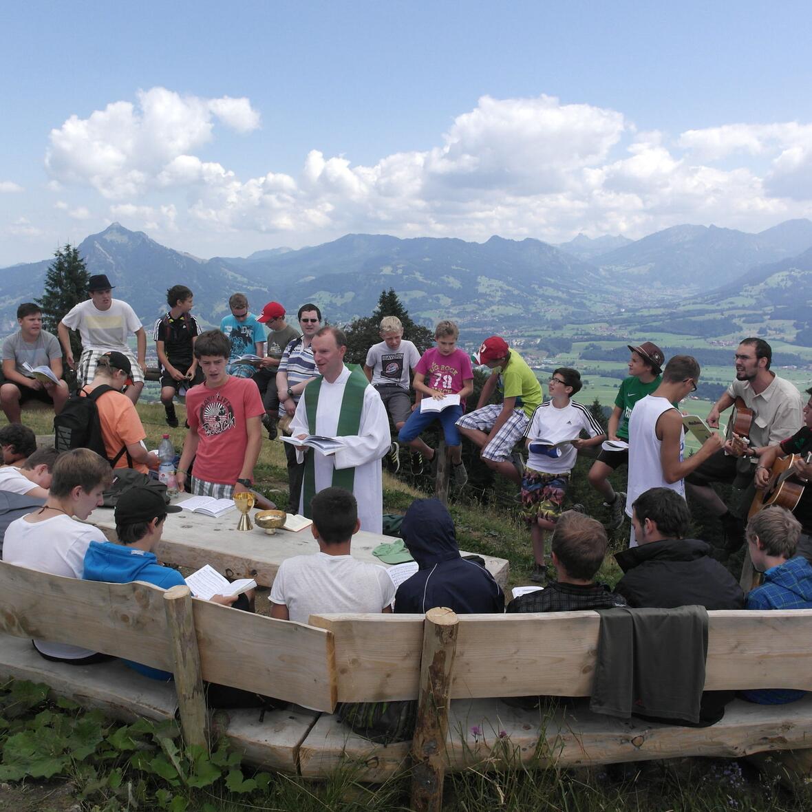 Beim Abschlussgottesdienst ging es - vor passender Kulisse - um die Bergpredigt. Foto: Offenes Seminar