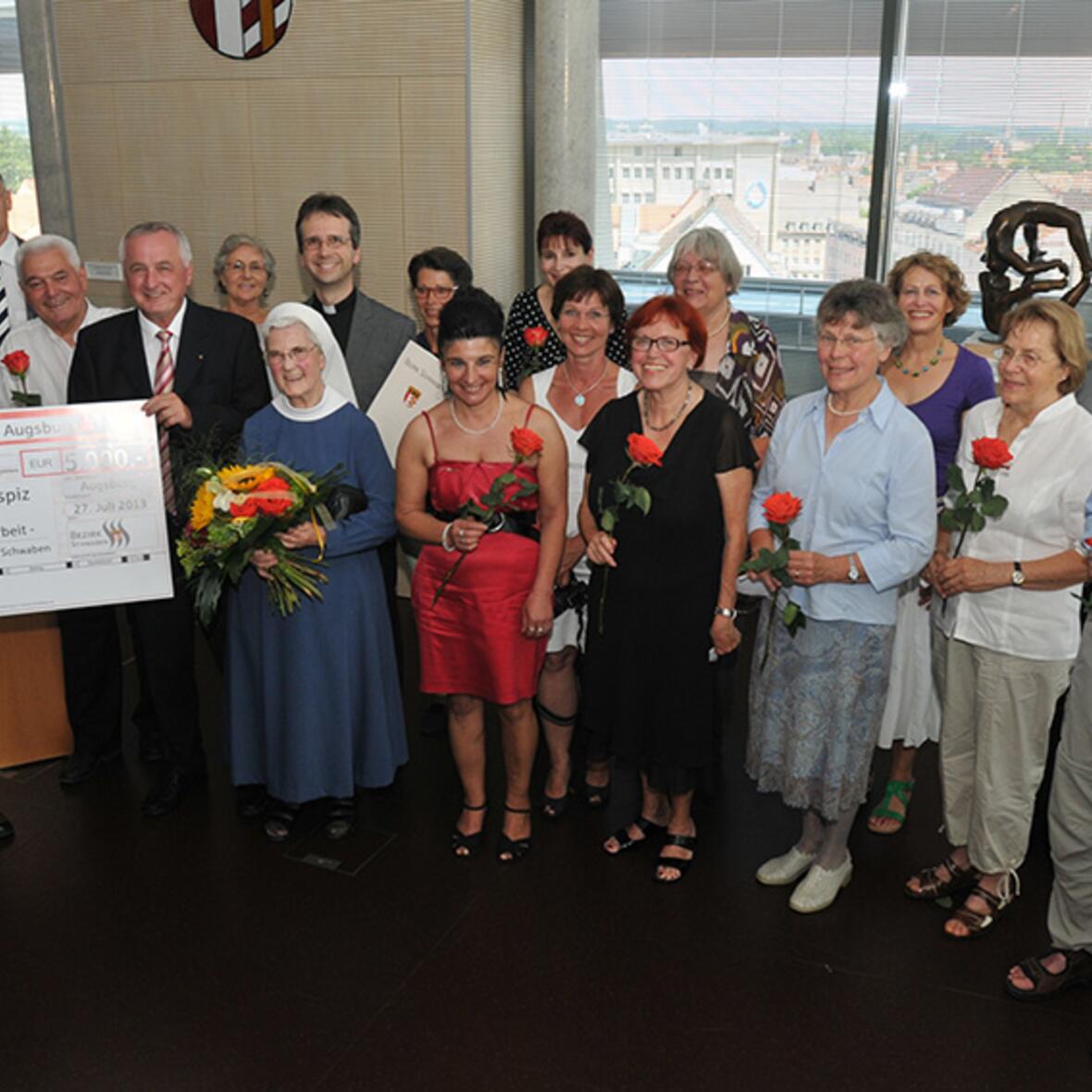 Vertreter des St. Vinzenz-Hospiz Augsburg e.V. freuen sich über die Würdigung durch Bezirkstagspräsident Jürgen Reichert, der die Urkunde überreicht. Foto: Andreas Lode/Bezirk Schwaben