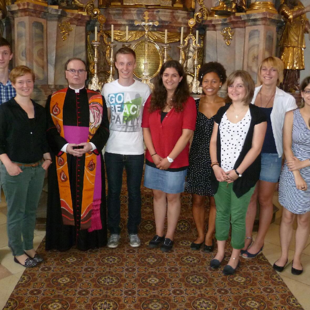 Domdekan Prälat Dr. Bertram Meier (3.v.l.) sandte die jungen Erwachsenen aus: (v.l.) Johannes Hahn, Eva Kellner, Patrick Schimanski, Caroline Braun, Theresa Rieger, Lena Hämmerle, Veronika Hofmann und Edith Hoffmann.