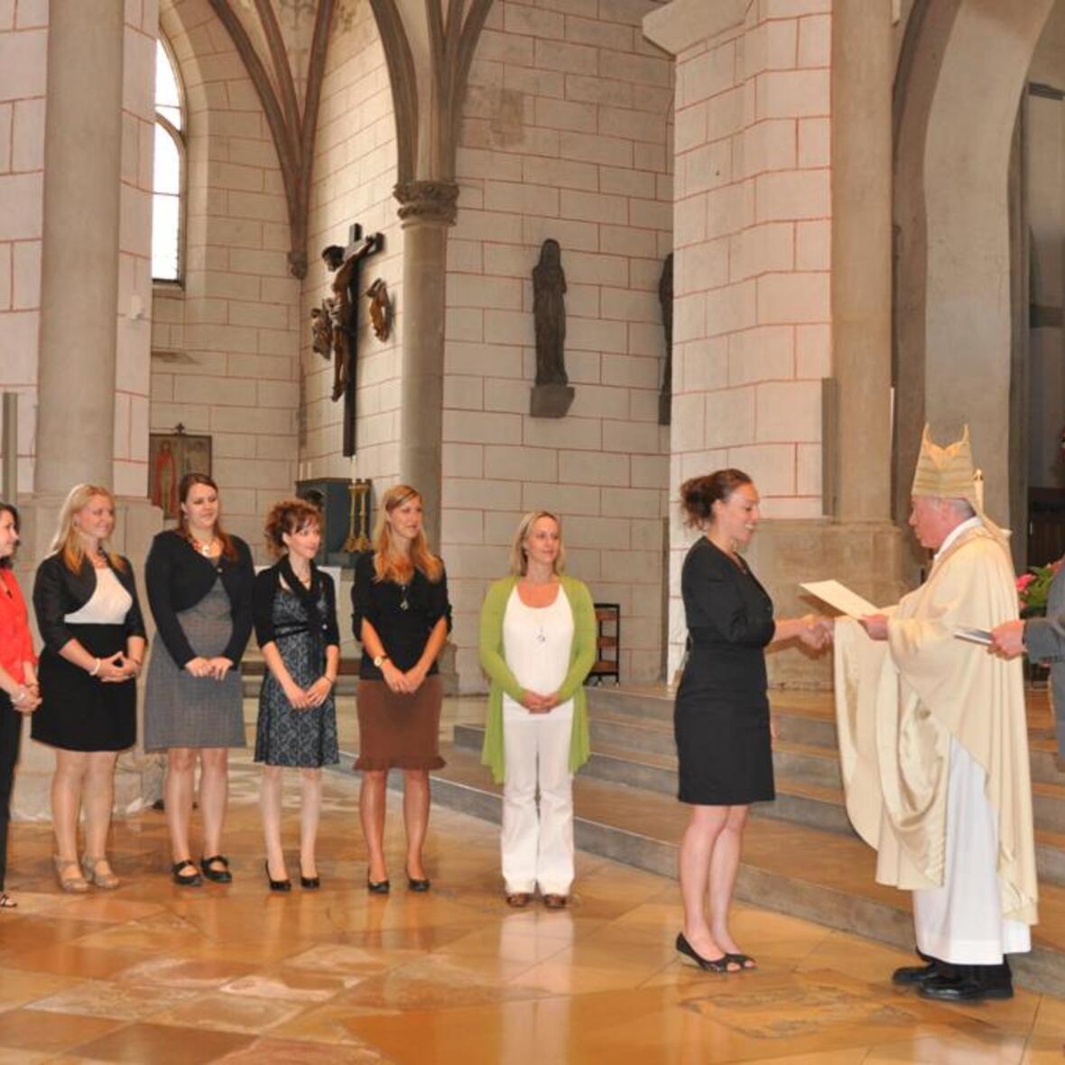 126 Religionslehrer und -lehrerinnen erhielten heute die kirchliche Lehrerlaubnis aus der Hand von Weihbischof Dr. Dr. Anton Losinger