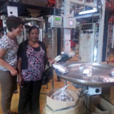 Jema Mapunda und die Diözesanreferentin der KAB, Sylvia Nerf-Kreitschy besichtigten auch die Verpackungsmaschine der Rösterei Braun.