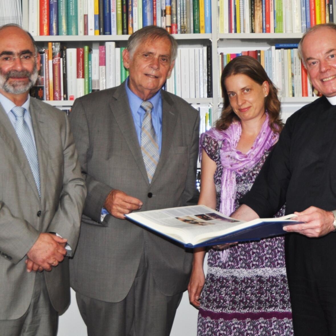 Engagiert für das Gelingen schulischer Inklusion im Bistum Augsburg: (v.l.) Bernhard Rößner, Robert Antretter, Dr. Kristina Roth, Weihbischof Dr. Dr. Anton Losinger.