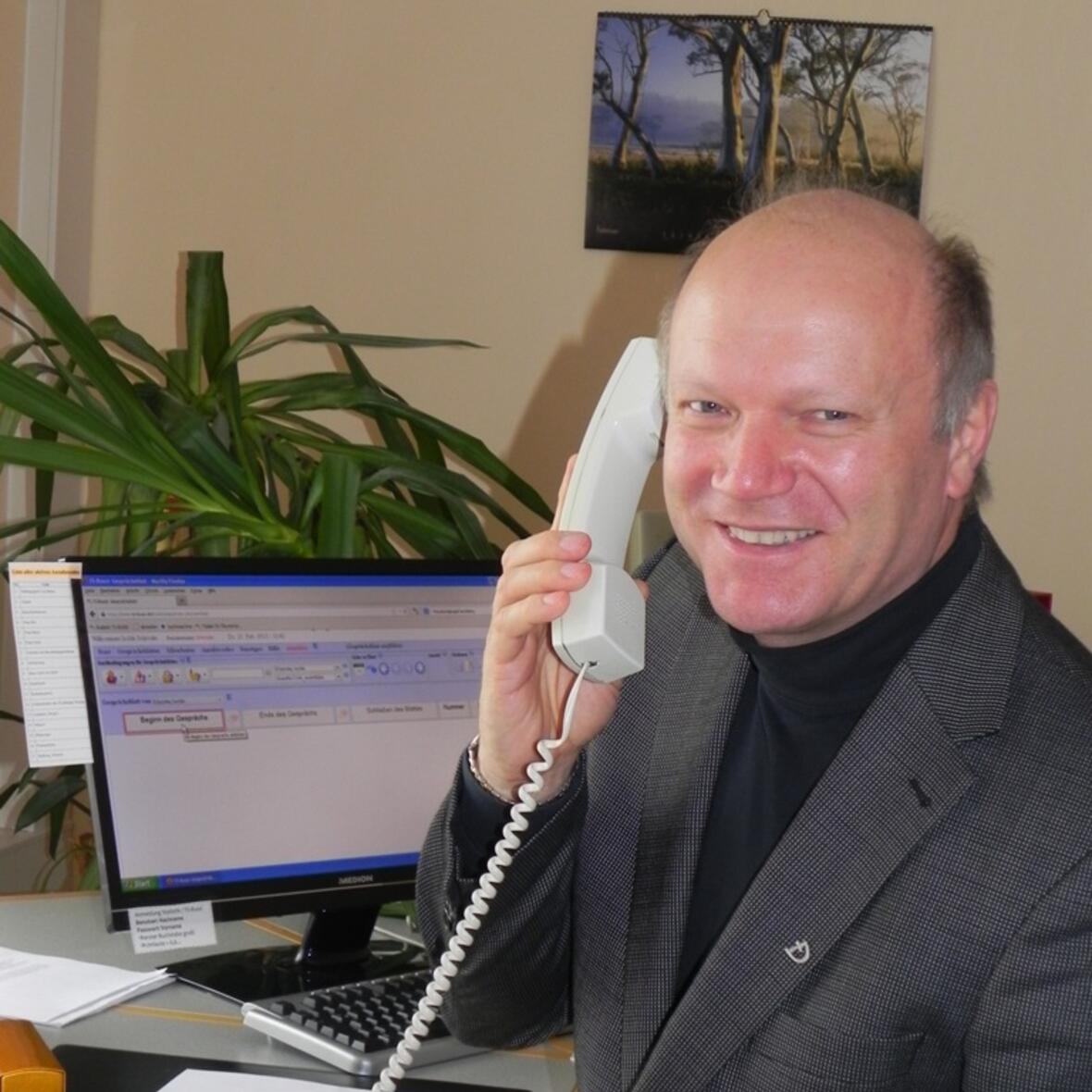 Diakon Franz Schütz nimmt seit 15 Jahren Telefonanrufe entgegen.