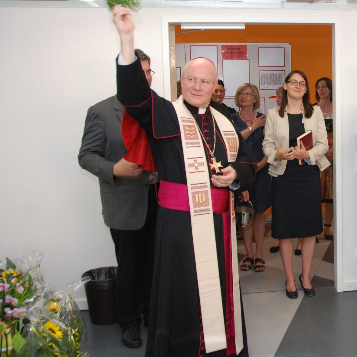 Bischof Zdarsa ging durch die Räume der Akademie für Pflegeberufe und segnete sie und die Menschen, die dort ein- und ausgehen (Foto: KJF/Karg),