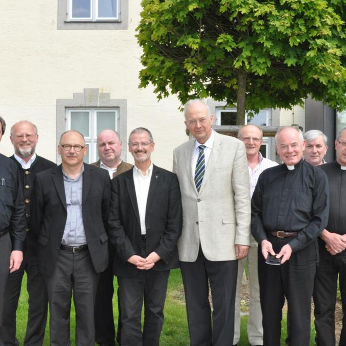 Seit 30 Jahren als Seelsorger tätig: Walter Schmiedel, Peter Brummer, Michael Lechner, Hans Zierer, Peter Neher, Paul Kirchhof, Mirko Cavar, Anton Losinger, Klemens Kieser, Erwin Reichart, Franz Pfeifer (v.links).