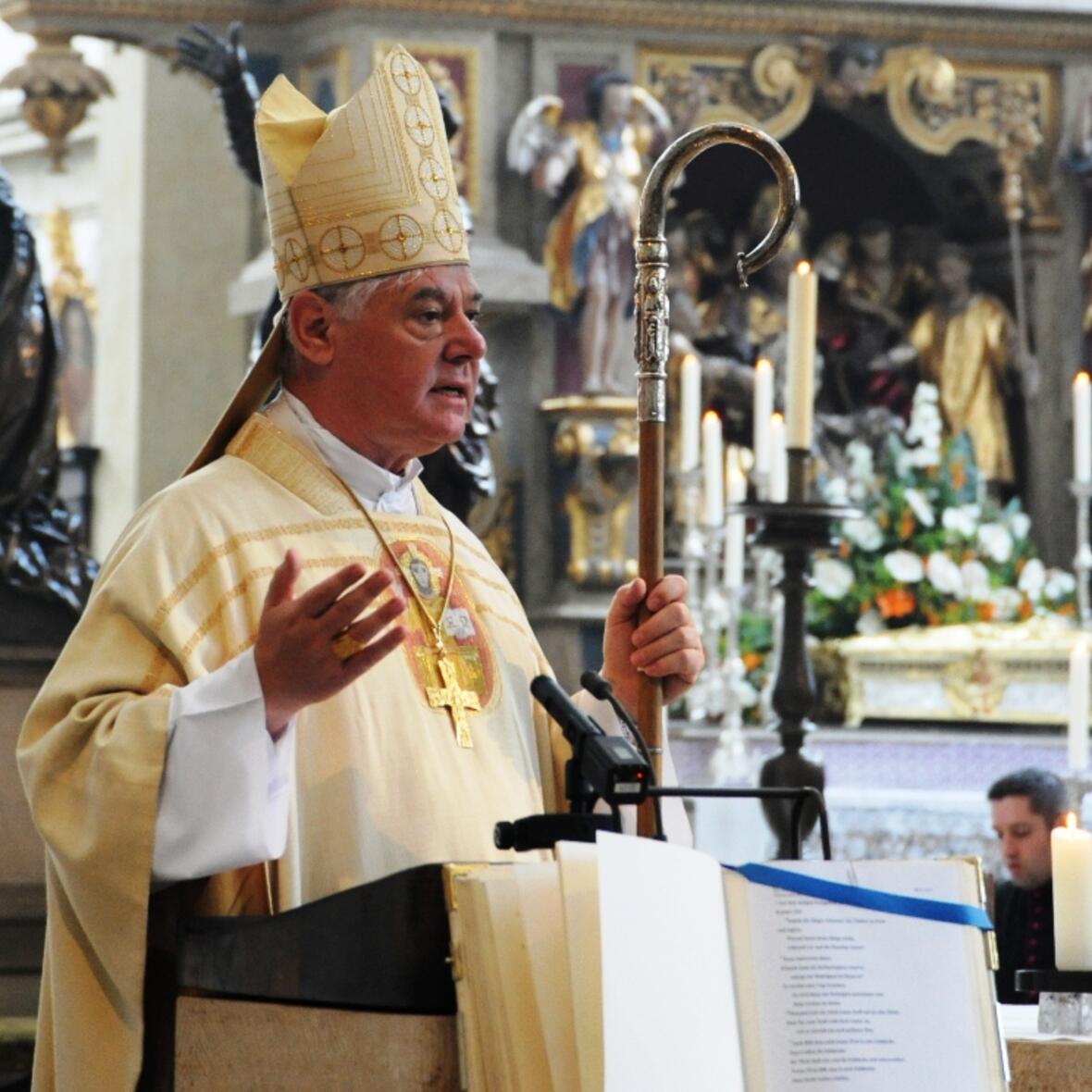 Erzbischof Gerhard Ludwig Müller bei der Predigt, rechts hinter ihm der Ulrichsschrein.