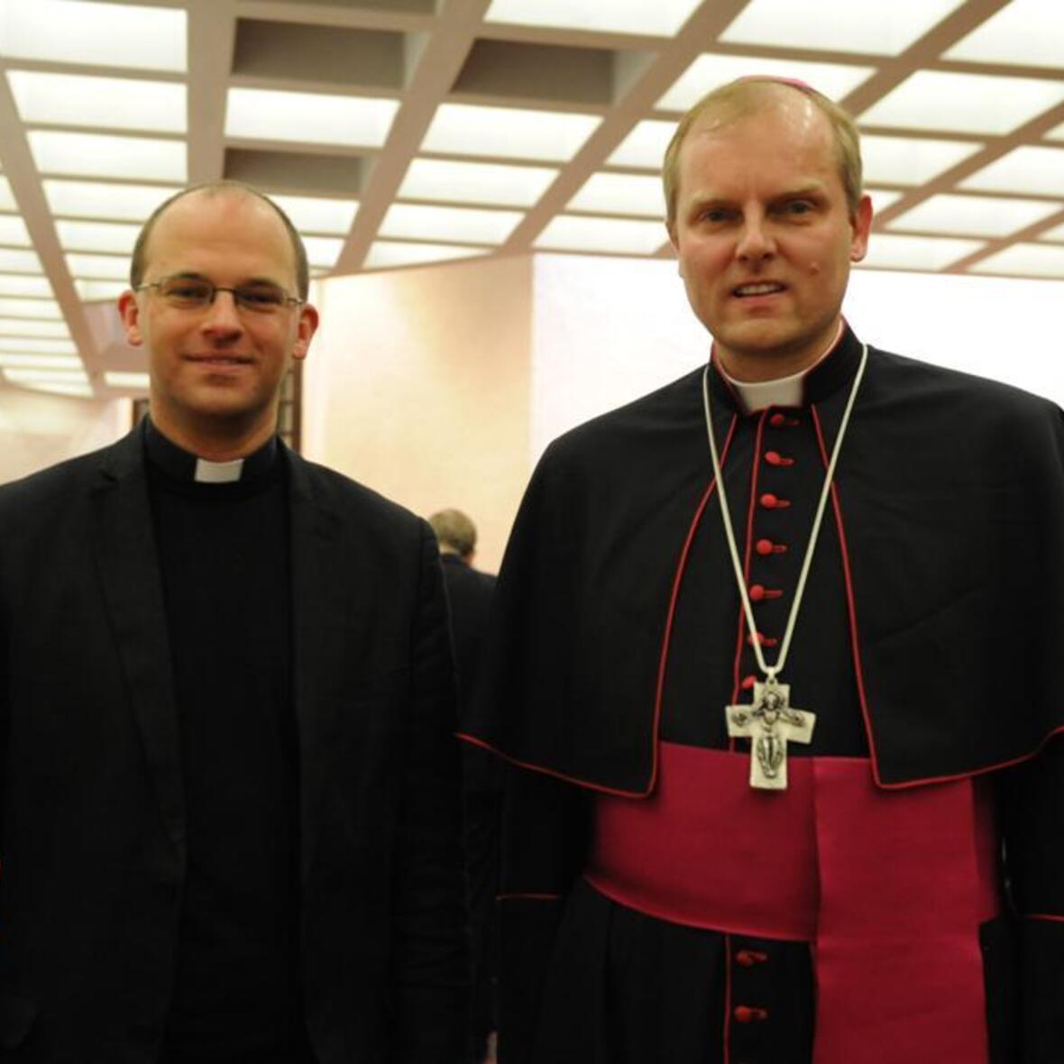 Der neue Diözesanjugendpfarrer und Leiter des Bischöflichen Jugendamts, Florian Markter (links) und sein Vorgänger, Weihbischof Florian Wörner (rechts). 