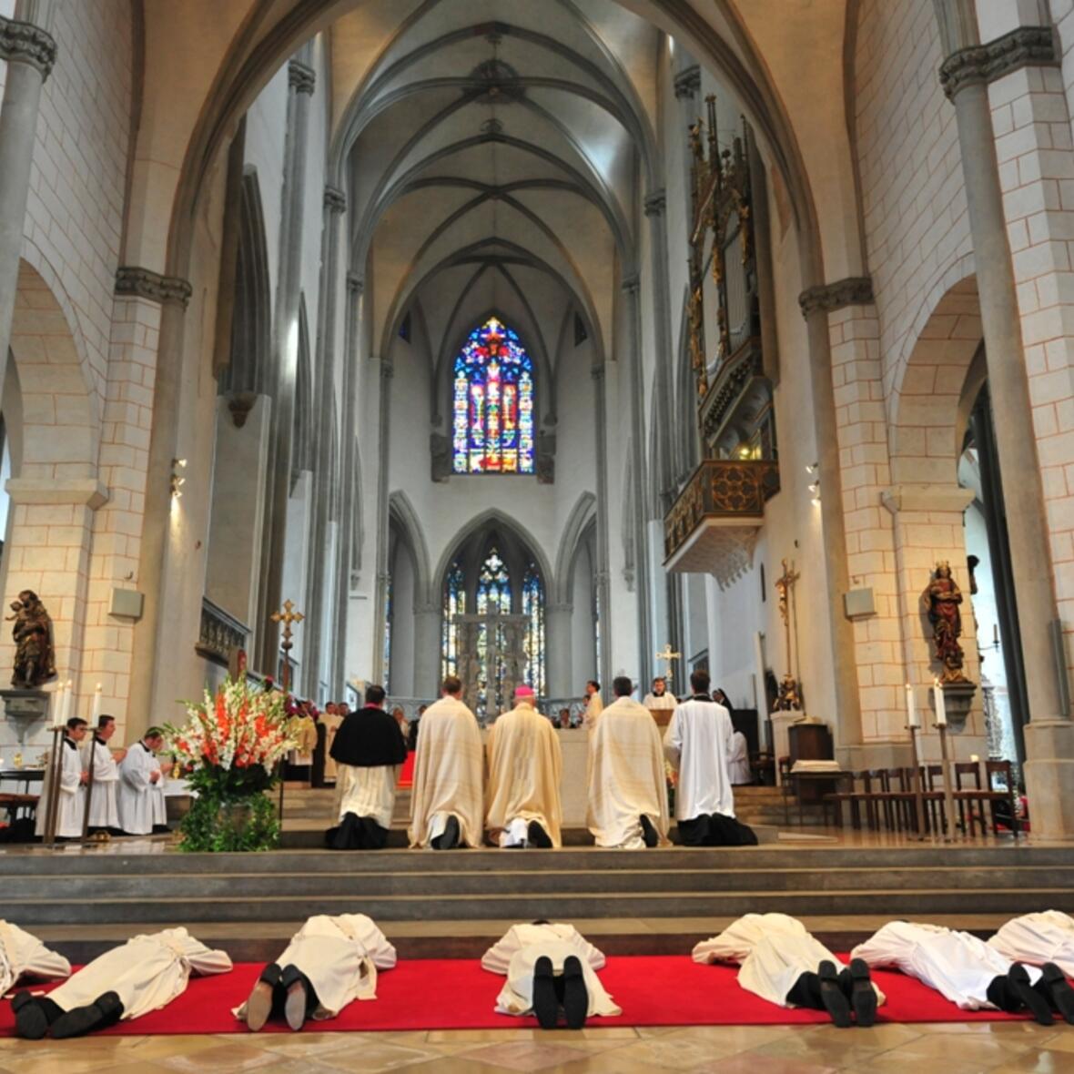 priesterweihe-am-30-juni-im-hohen-dom-zu-augsburg-bischof-konrad-weiht-vier-diakone971052