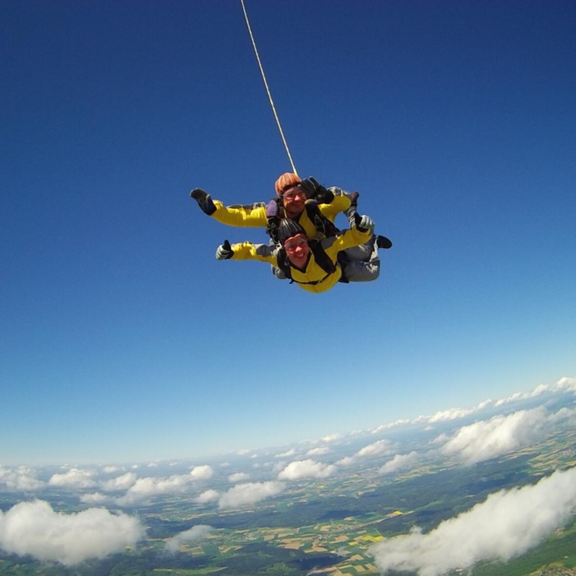 ein-gefuehl-von-freiheit-und-sicherheit-pfarrer-martin-gall-wagt-sprung-aus-4000-metern-hoehe959273