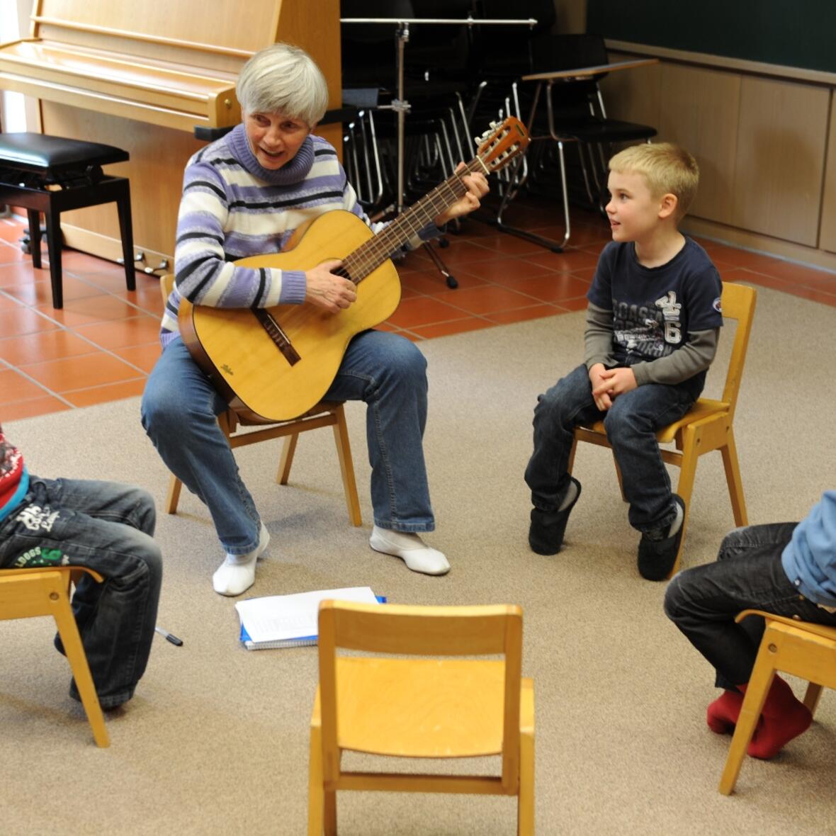 Musikalische Früherziehung bei den Domsingknaben mit Musikpädagogin Bruni Buchberger.