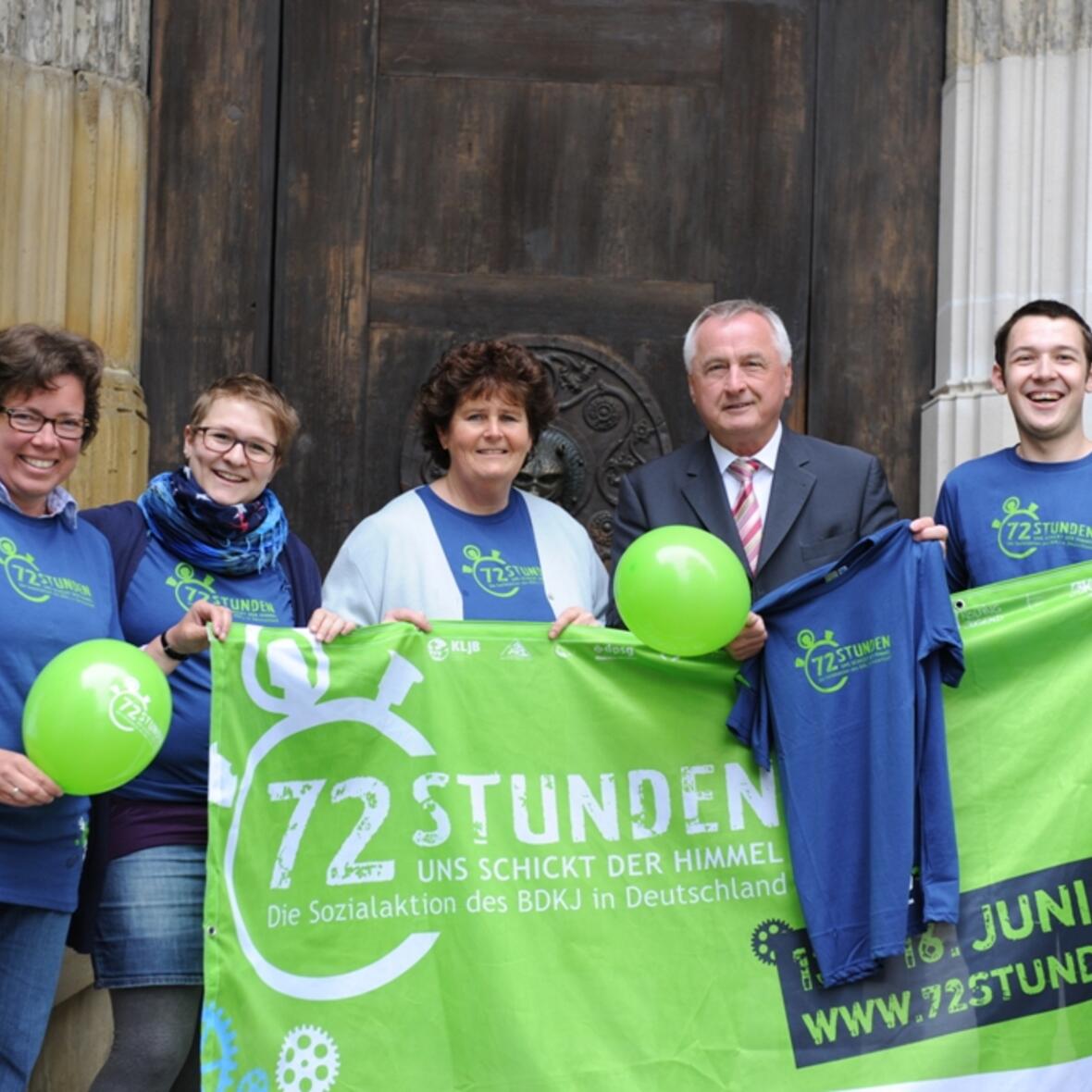 Bei den Organisatoren steigt die Freude von Tag zu Tag:  Heike Müller (Bischöfliches Jugendamt), Johanna Maierbeck (BDKJ Diözesanvorsitzende), Annemarie Leis (BDKJ Diözesangeschäftsführerin), Bezirkstagspräsident Jürgen Reichert (Schirmherr der 72-Stunden-Aktion in der Diözese Augsburg) und Andreas Reimann (Diözesane Steuerungsgruppe) (v.links).