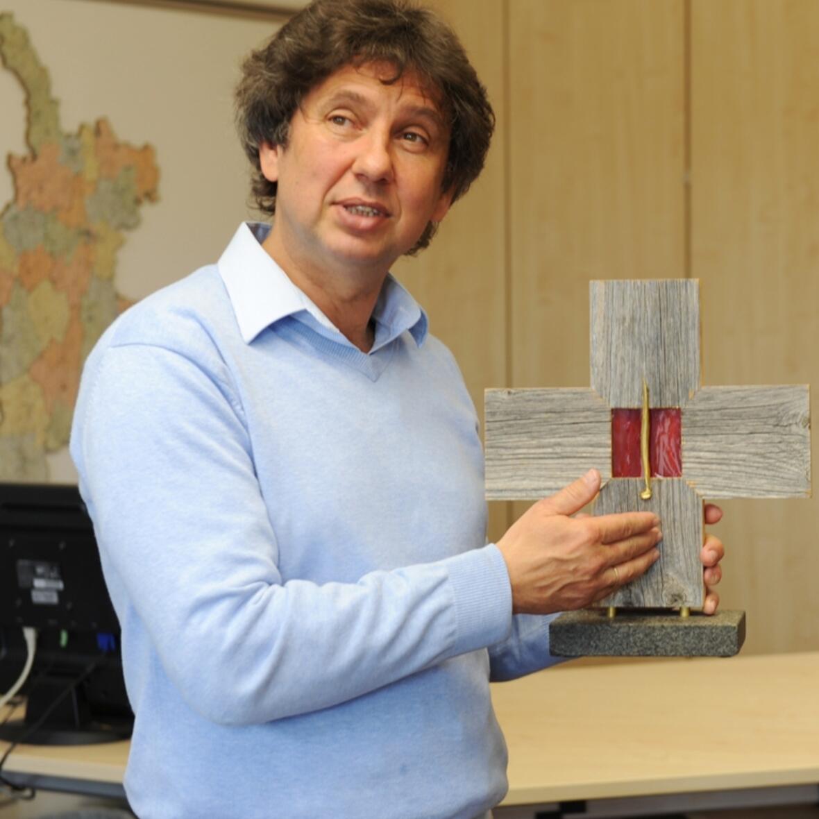 Martin Knöferl stellt das von ihm gefertigte Kreuz ganz bewusst in die Mitte seiner Arbeit.