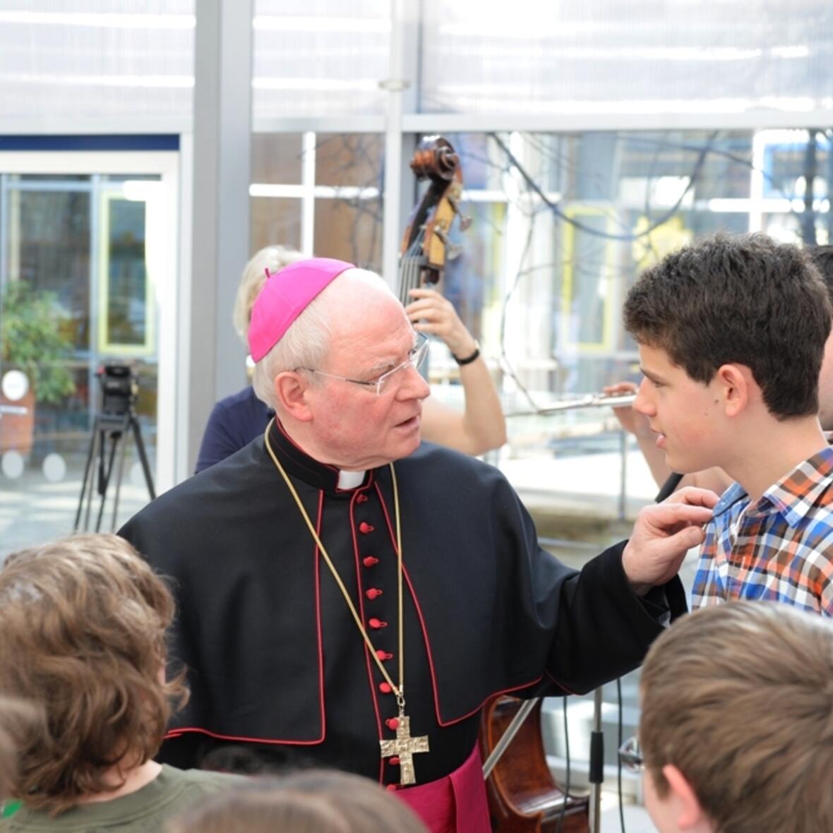 schuelerinnen-und-schueler-der-franz-von-assisi-schule-bereiten-bischof-konrad-einen-begeisterten-empfang944350