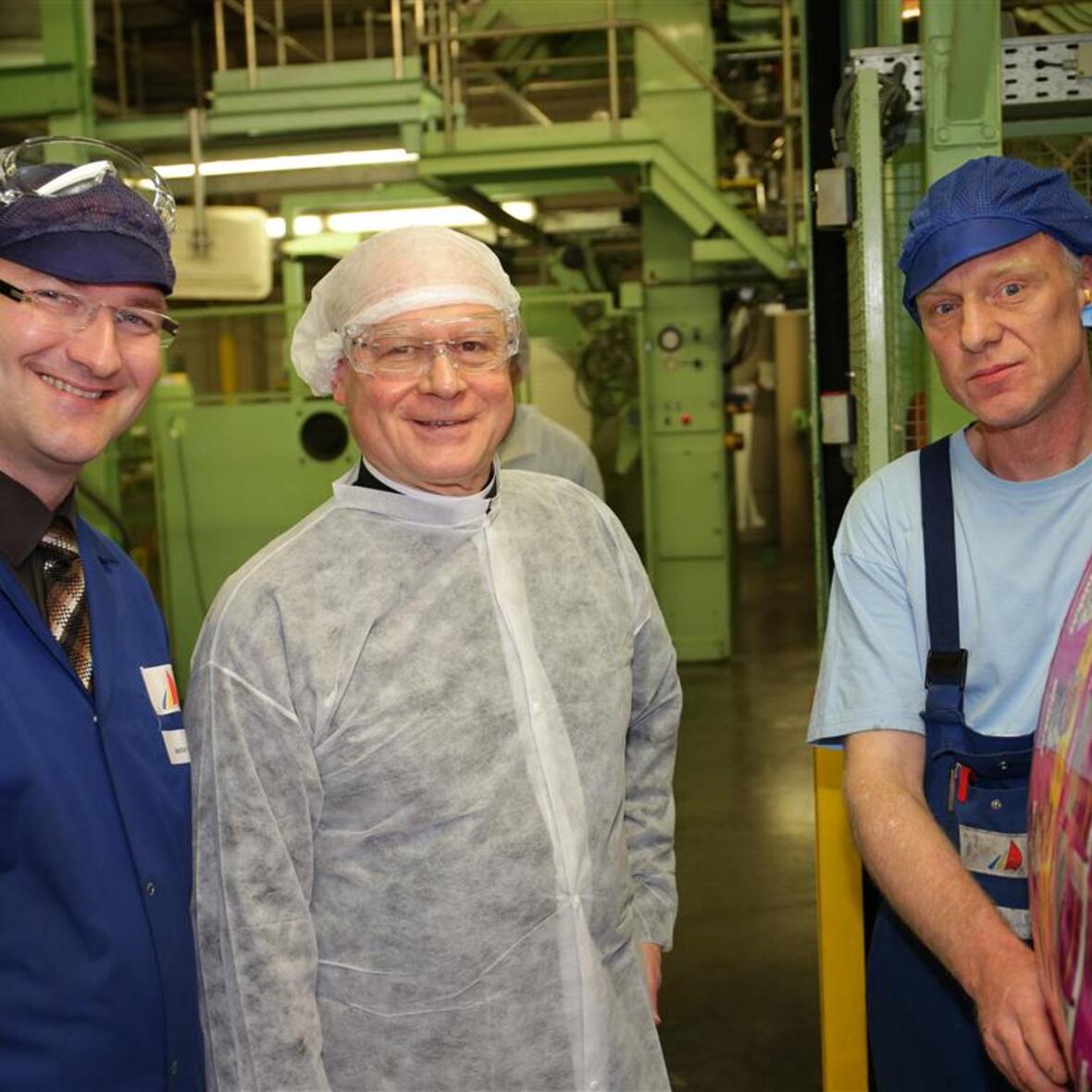 Bischof Konrad im Gespräch mit Mitarbeitern des Unternehmens