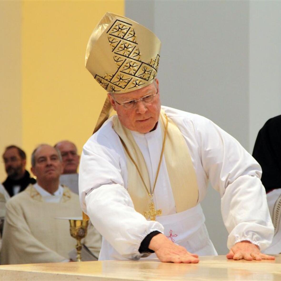 Bischof Konrad verreibt Chrisamöl auf dem Altar. Fotos: Herbert Gairhos, cromos.de