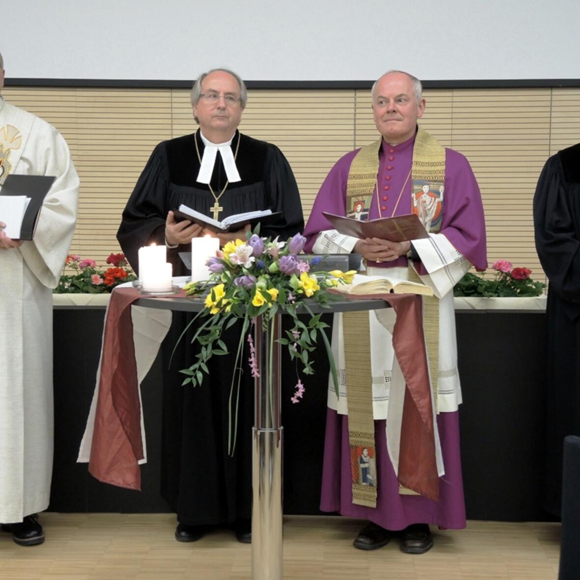 Beim ökumenischen Gottesdienst im Tagungssaal des Marktoberdorfer Landratsamts (v. l.): Diakon Elmar Schmid (Marktoberdorf), Regionalbischof Michael Grabow, Weihbischof DDr. Anton Losinger (beide Augsburg) und Pfarrer Friedrich Martin (Obergünzburg).