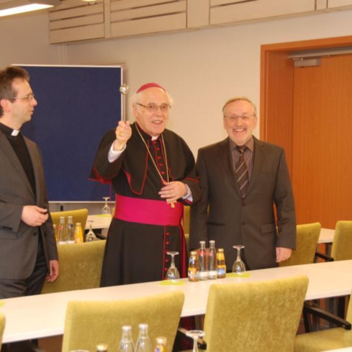 Nach dem Gottesdienst ging Weihbischof Josef Grünwald durch das ganze Haus. Hier segnet er einen Tagungsraum, begleitet von KJF-Direktor Domkapitular Armin Zürn (links) und Invivo-Geschäftsführer Dr. Norbert Turulski.