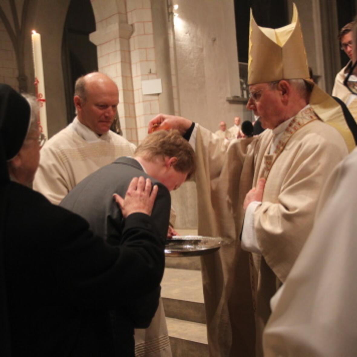 halt-spueren-wenn-man-kein-ziel-hat-wenn-man-zum-abrutschen-kommt-bischof-konrad-spendet-18-jaehrigem-studenten-aus-zwickau-die-taufe929584