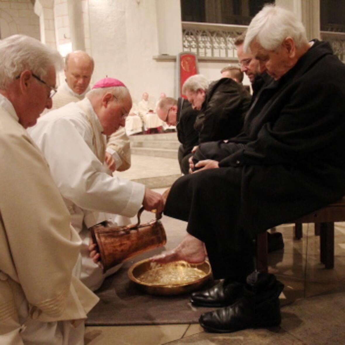 Bischof Konrad bei der Fußwaschung.