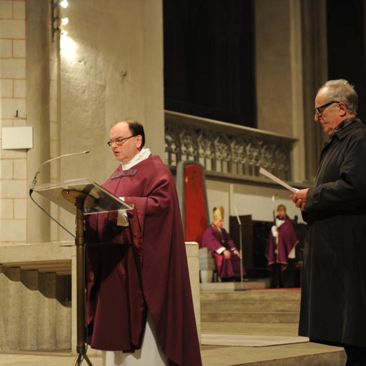 Texte aus der Feder von Papst Benedikt: Lektoren haben sie beim Abschiedsgottesdienst im Dom vorgetragen.