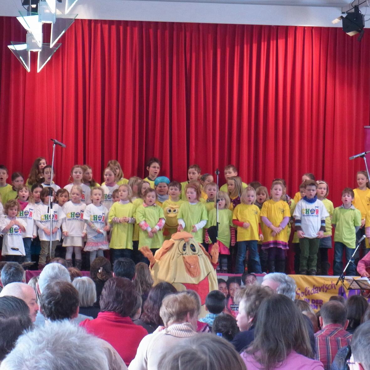 Siegfried Fietz (links) studierte mit 3 Kinderchören sein neues Kindermusikal "Falsches Spiel im Reisfeld" ein.