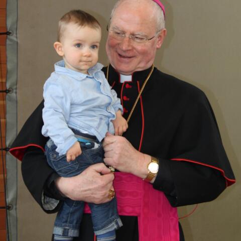 bischof-konrad-mit-an-bord-pfarreimitglieder-erleben-bei-gottesdienst-und-quizspiel-ihren-oberhirten901281