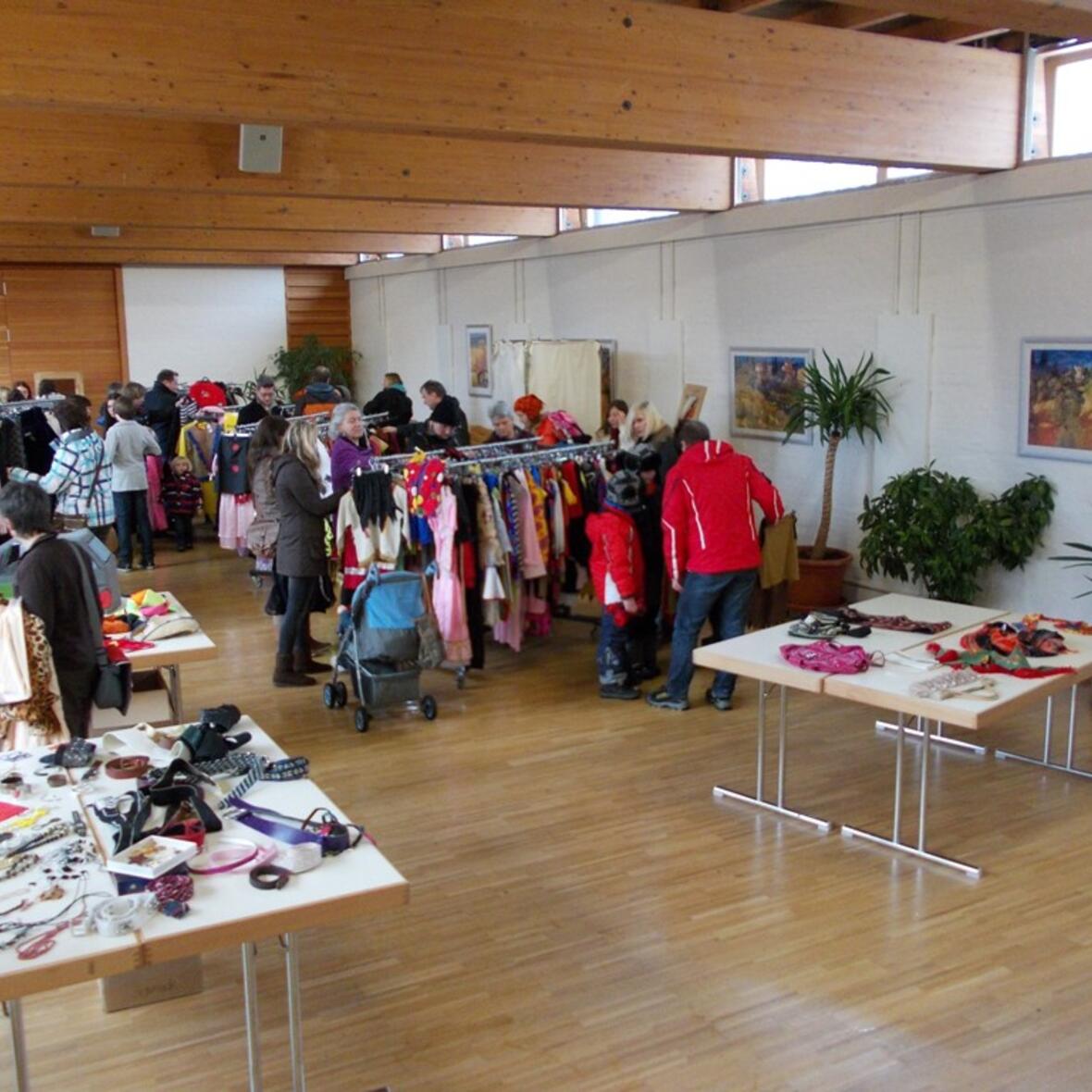 Einer der Benefizfaschingsmärkte der "aktion hoffnung". 