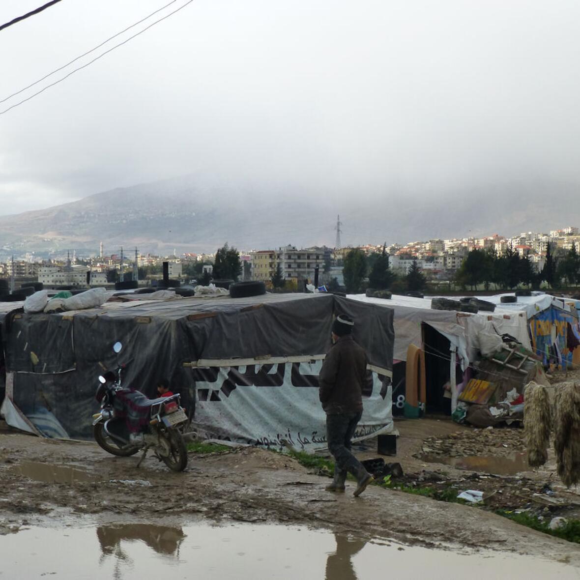Nach langem starkem Regen stehen die provisorischen Flüchtlingslager unter Wasser. Foto: Caritas