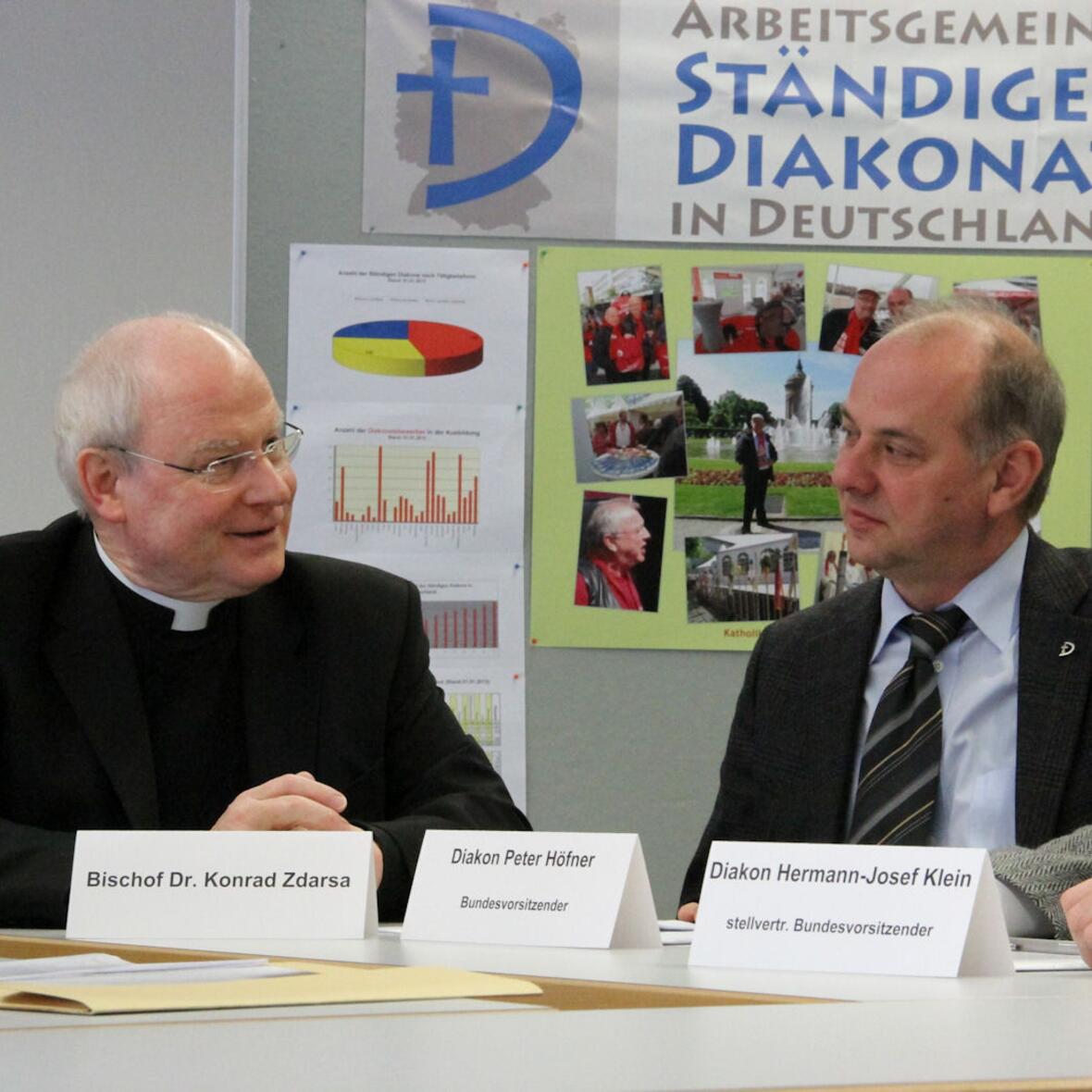 Bischof Konrad und Diakon Peter Höfner während des Pressegespräches.