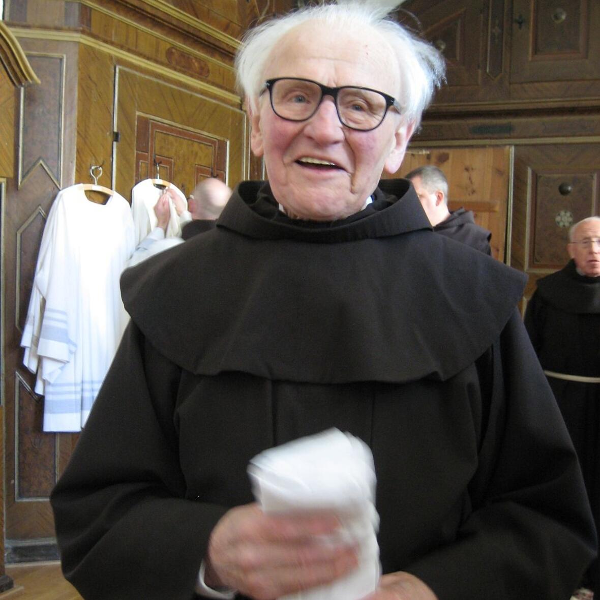 wir-verlieren-einen-humorvollen-und-freundlichen-mitbruder-ein-nachruf-auf-pater-askanius-vetter881094