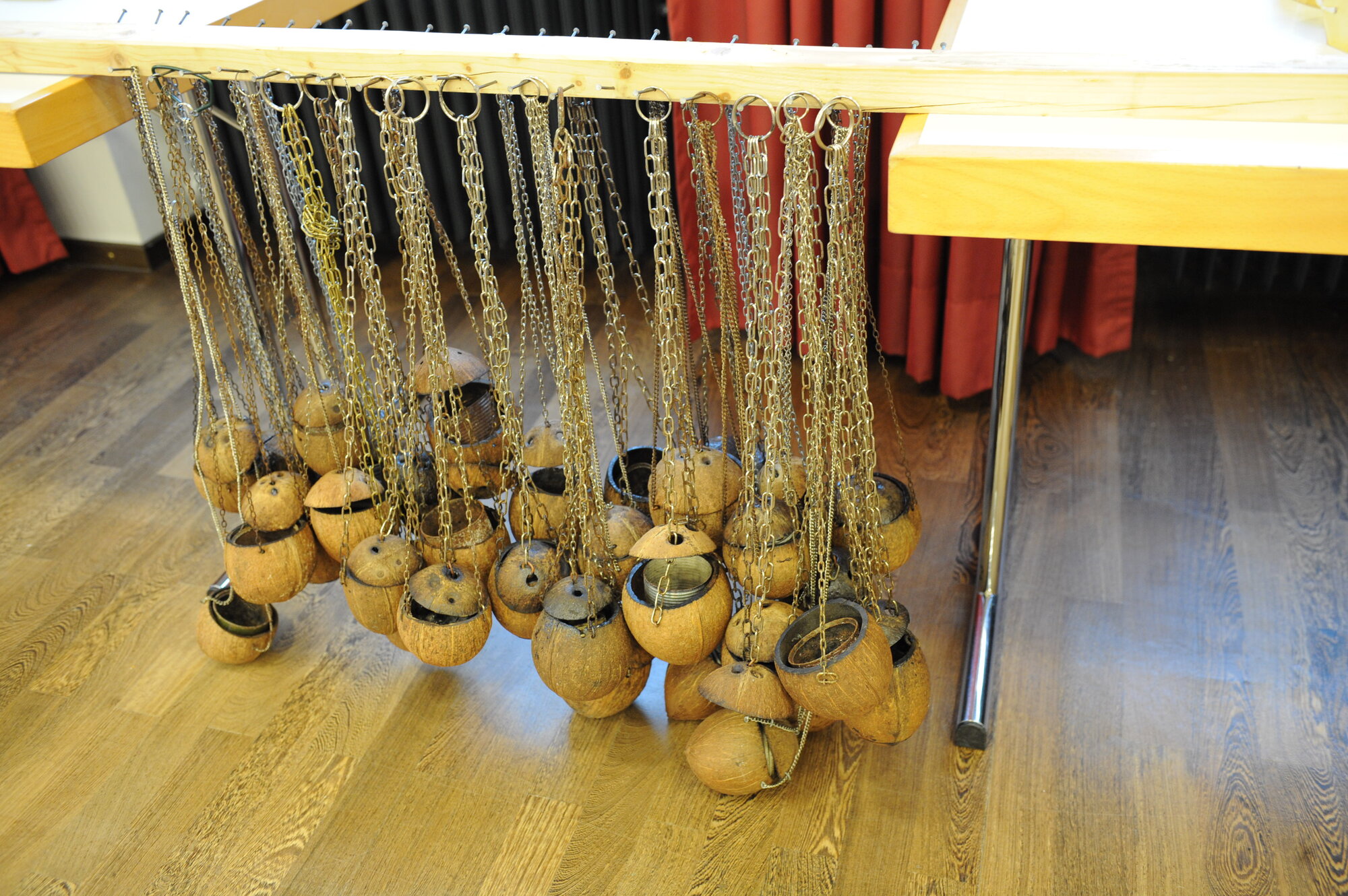 Vierzig Gruppen brauchen Weihrauchfässer - zur Not aus einer Kokosnuss