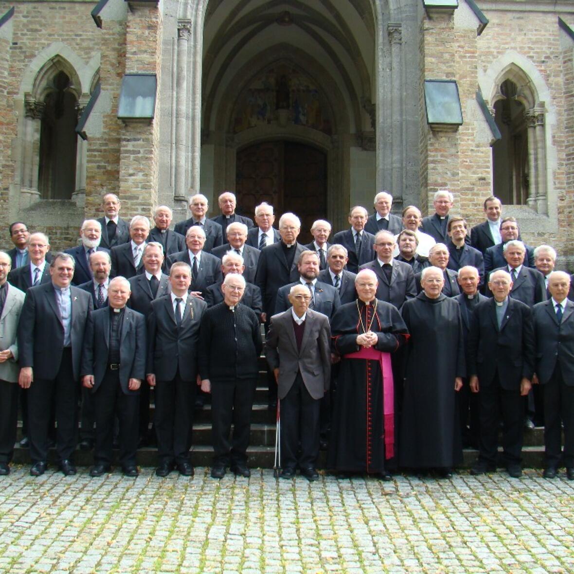 Alle anwesenden Jubilare stellten sich zu einem Gruppenbild mit Bischof Konrad Zdarsa vor der Kirche in St. Ottilien auf. (Foto: pba)