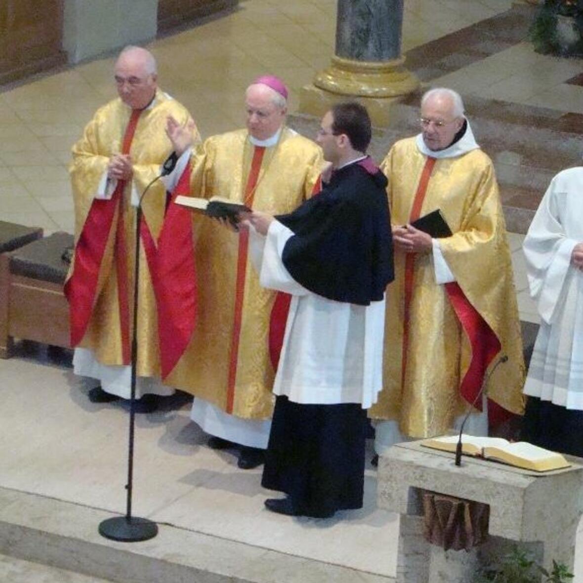 Bischof Konrad Zdarsa mit Prälat Gerhard Bauer (l.) und Pater Remigius Rudmann OSB (r.) aus St. Ottilien bei der Feier der Heiligen Messe. 