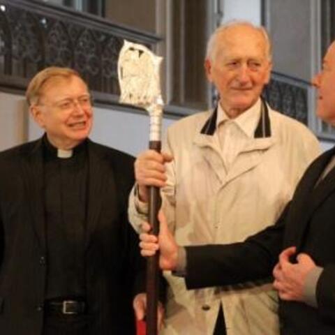 Domdekan Dr. Dietmar Bernt, der Künstler Max Faller und Dompropst Weihbischof Dr. Dr. Anton Losinger (v.l.) stellten den neuen Bischofsstab für Bischof Dr. Konrad Zdarsa vor.