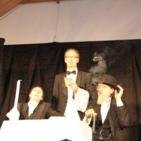 v.l.: Bele Turba (Liesl Karlstadt), Christian von der Au (Klavier und Nebenrollen) und Gerald Karrer (Karl Valentin) traten bei den Ettringer Kulturtagen auf. Foto: Aktion Hoffnung.