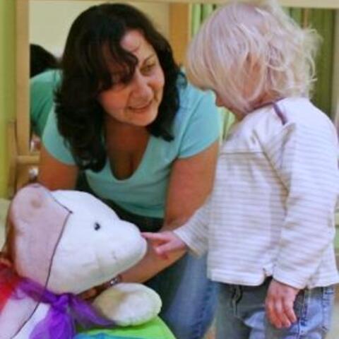 Freut sich gemeinsam mit den Kindern über die neuen Räume: Schirin Stiehle, seit 30 Jahren Kinderpflegerin. Foto: SkF