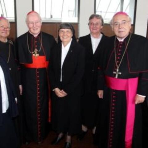 v.l. Provinzoberin Sr. Angela Fries, Bischof em. Viktor Josef Dammertz, Kardinal Friedrich Wetter, Generaloberin Sr. Mechtild Meckl, Sr. Margita Kahler, Diözesanadministrator Weihbischof Josef Grünwald, Ordensreferent Prälat Dr. Bertram Meier